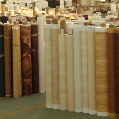 qualità  Jiangsu non self adhesive bergli embossed wood grain design pvc interior decorative film roll for doors fabbrica